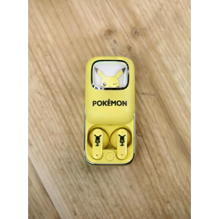 ÉCOUTEURS SANS FIL POKEMON PIKACHU AVEC ÉTUI DE RECHARGE COULISSANT ET LUMIÈRE LED - The Shop Gamer